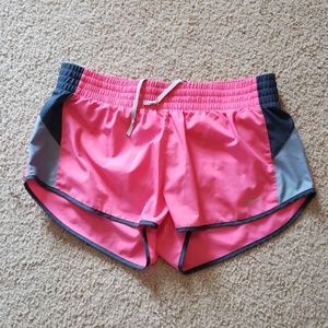 Women's Nike Shorts - LG